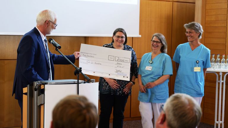 Scheckübergabe auf der Bühne