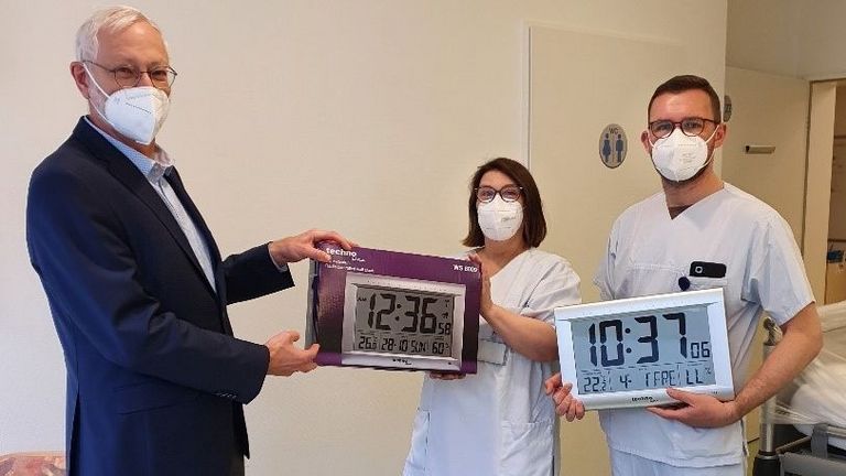 Dr. med. Michael Musolf, Vorsitzender der Albertine Assor Stiftung, bei der Übergabe der Uhren in der Amalie