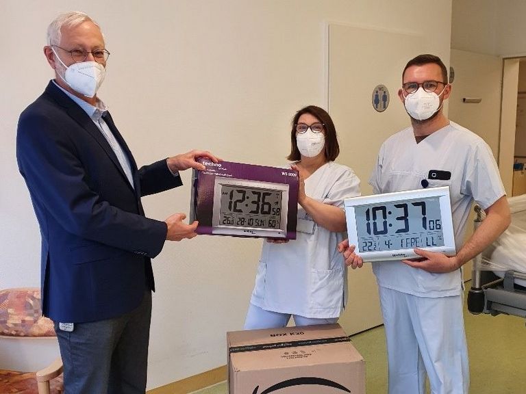 Dr. med. Michael Musolf, Vorsitzender der Albertine Assor Stiftung, bei der Übergabe der Uhren in der Amalie