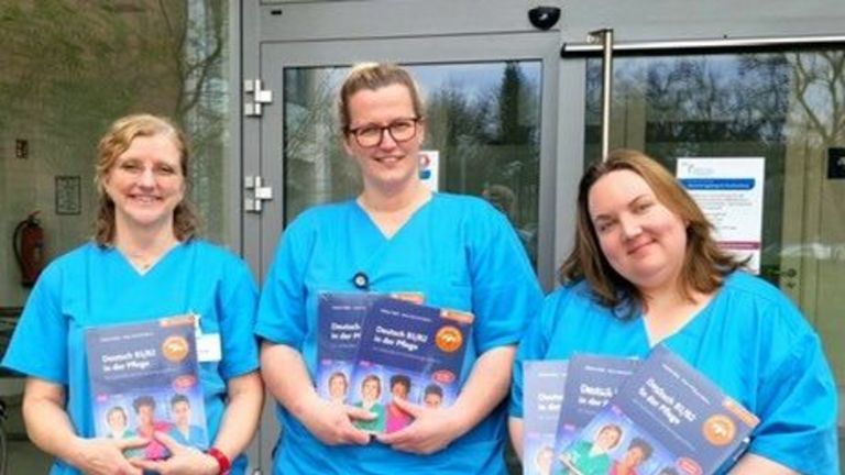 Pflegekräfte der Amalie mit den neuen Lehrbüchern Pflegekräfte der Amalie mit den neuen Lehrbüchern
