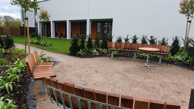 Blick auf die neue Sitz-Oase des Hospizes, Spende für die Hospizarbeit, Albertine Assor Stiftung, Albertinen Hospiz Norderstedt  Blick auf die neue Sitz-Oase des Albertinen Hospiz Norderstedt